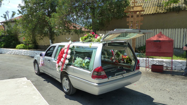 On l'emmènera au cimetière en voiture