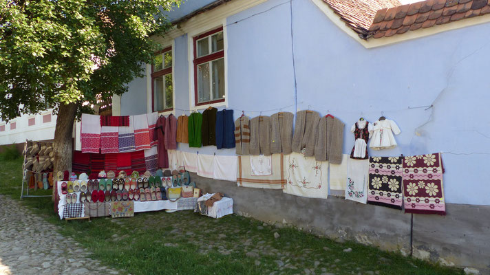Des habitants fabriquent des objets en laine ou en feutre