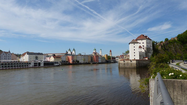 Le Danube, à son confluent avec L'Ilz. L'Inn est caché derrière les maisons à gauche