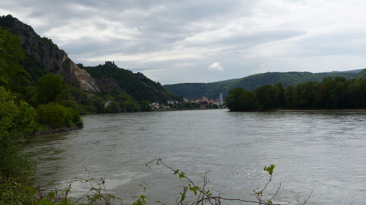 Vers Krems, dans les défilés, le Danube est agité