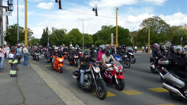 1ère surprise : un défilé bruyant de plusieurs milliers de "2 roues" motorisés