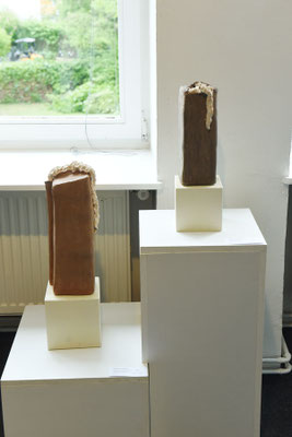 Christiane Burger   links: - Was- geschieht - hier?  Manganton u. weißer Ton  54x15x15 cm  rechts: - Was- passiert- hier...?  roter u. weißer Ton, aufgebaut/modelliert  45x13x13 cm