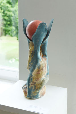 Christiane Burger    - Runde-rote-Frucht -    Engobenkeramik   45x13x13 cm