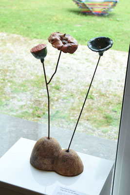 Cristiane Burger    . - Sag mir wo die Blumen sind -   weißer Ton, modelliert, glasiert   45x17x10 cm