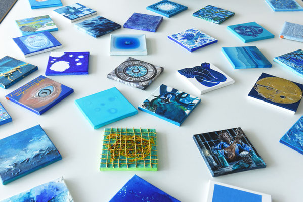 Gemeinschaftsarbeit      - BLAU -     28 verschieden gestaltete Leinwände    je 20 x 20 cm