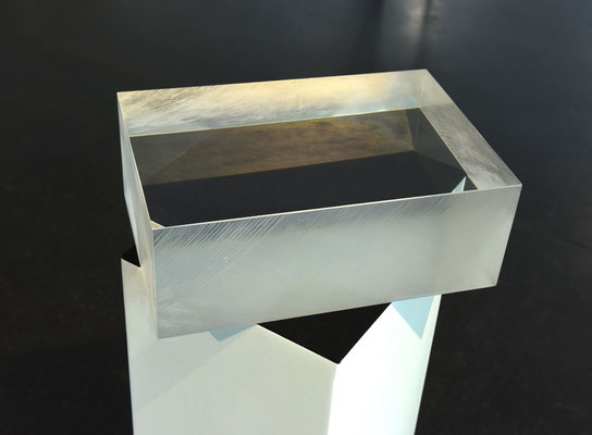 Max Mirlach   - optische Täuschung -  Plexiglasblock, schwarzer Filz, weißer Sockel