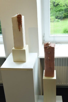 Christiane Burger   links: - Was- quillt- da- her- aus? -  roter Ton, weiß engobiert, aufgebaut/modelliert   42x13x13 cm  rechts: - Et- was- deutet-sich- an...- weißer und roter Ton, aufgebaut/modelliert   75x17x13 cm
