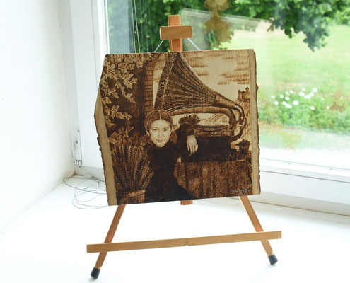 Irina Yasmina aka Werewolfa     - Sonnenschein -     Brandmalerei auf Linde     30 x 31,5
