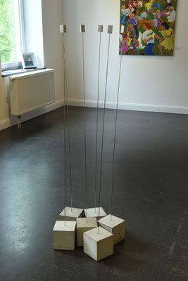 Max Mirlach   Kinetisches Objekt   Betonwürfel, Federstahl, Aluminium und Magnete     Höhe 180 cm