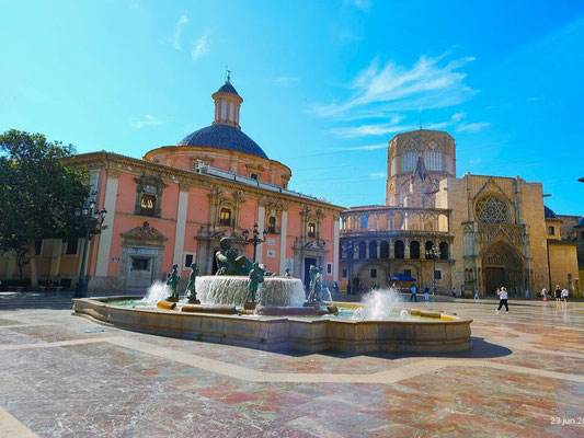 La Plaza de la Virgen de Valencia es una de las más bonitas y emblemáticas de la ciudad. Y ahí puedes ver  la Basílica y Catedral en el corazón de Ciudad Vella  o Casco Antiguo (Barrio de la Seu).