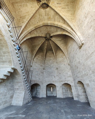 Arquitectura: Son dos torres poligonales de 33 metros de altura, construidas en piedra caliza con muros de gran espesor. 