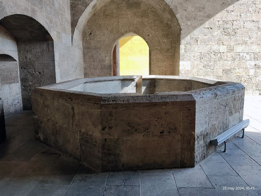 En esta sala lo que hay es muy curioso ya que es para la defensa. Si el enemigo traspasaba  el Portal de Cuarte, por ahí  podrían lanzar flechas o aceite hirviendo.