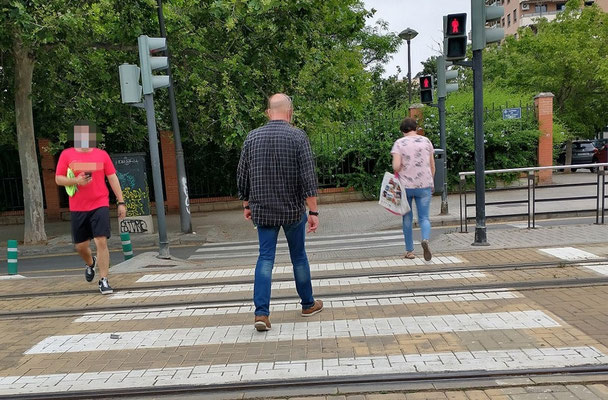 Valencia utiliza cámaras de vigilancia y sistemas de "foto-rojo" en puntos estratégicos para automatizar las denuncias.