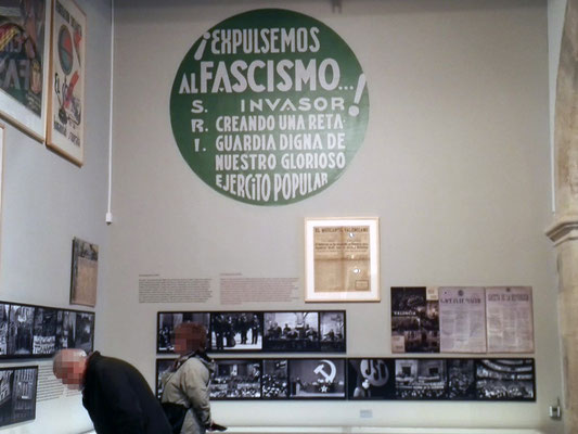 Más imágenes del horror de la guerra y una cartel incitando a la lucha para acabar con el  fascismo.