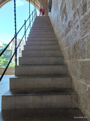 Las escaleras dentro de las torres pueden ser muy empinadas, por lo que siempre debes tener mucho cuidado al usarlas, sobre todo al descender.