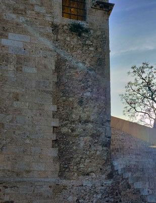Un trozo de la muralla musulmana en las  Torres de Serranos de Valencia.