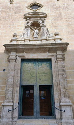 Puerta principal  es de estilo barroco.
