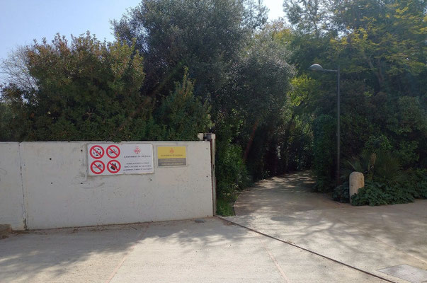 Por desgracia y a pesar de las prohibiciones de que no pueden entrar al parque con perros, ni circular con conpatinetes y bicis pero no hacen ni caso y la P.L. local nunca aparece. 
