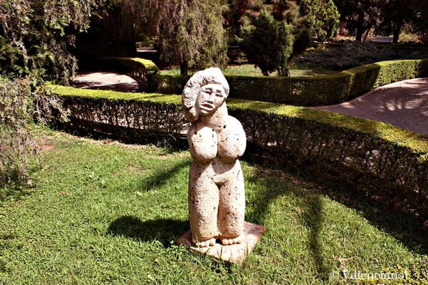 Escultura  de mujer desconocida en el Jardín Botánico.