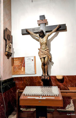 Esta imagen representa Jesús en la cruz y  en el calvario.