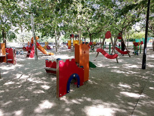 El parque de la Rambleta también cuenta con una zona de juegos para niños con columpios, toboganes, balancines y juegos especiales para los más pequeños.