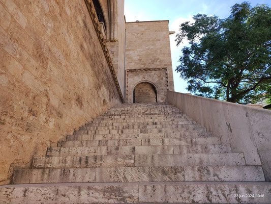 Sobre 1398, se construyó la gran escalinata adosada a la fachada posterior que da a la  Calle Blanquerías y  que da acceso a la planta noble (primer piso).