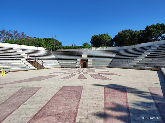Es un auditorio muy versatil capaz de adaptarse con facilidad y rapidez a diversas funciones.