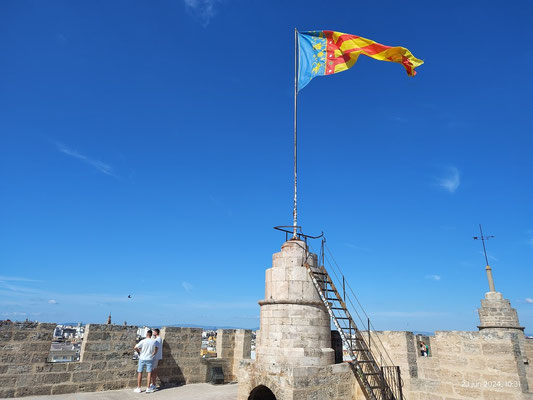 En lo más alto de  la Torre de Serranos  con nuestra real Senyera