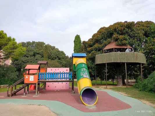  En la zona para niños del Parque de Benicalap, hay columpios, toboganes y balancines que son esenciales para el entretenimiento de los niños.  