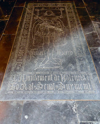 La losa sepulcral de la tumba de Ausias March es moderna, fue colocada en 1950, y está rodeada de un verso del propio poeta.