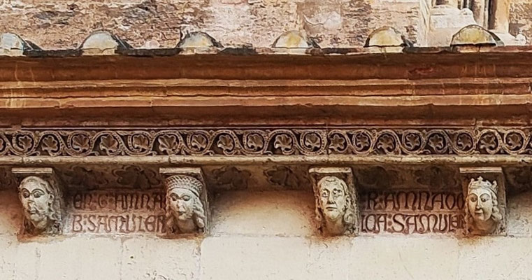 En la parte superior de la puerta del Palau en la Catedral de Valencia, hay doce cabezas. Las leyendas dicen, que son siete matrimonios de Lérida que trajeron a 300 doncellas casaderas a Valencia para repoblar la ciudad.