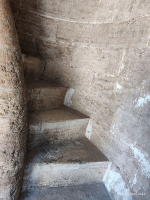 Por esta escalera subimos hasta la bandera de Cuarte, está muy empinada y no tiene pasamanos.