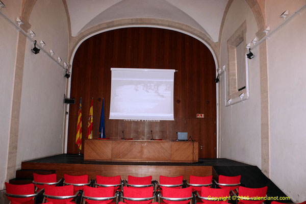 Sala audiovisual  en el interior  de San Miguel de los Reyes  “un antiguo Monasterio de los Jerónimos”. Se encuentra a las afueras de la ciudad, en el antiguo camino de Barcelona “hoy Avinguda de la Constitució”.