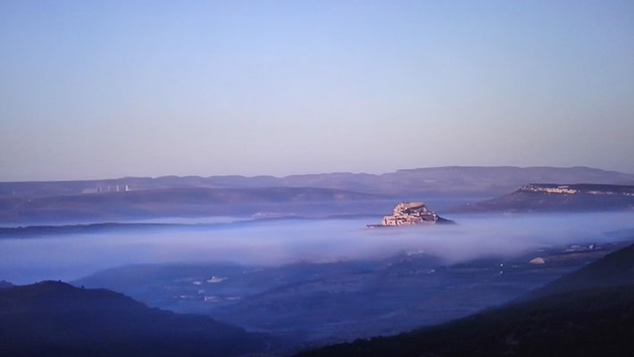 Una espectacular imágen del Castillo de Morella entre nubes (Castellón).