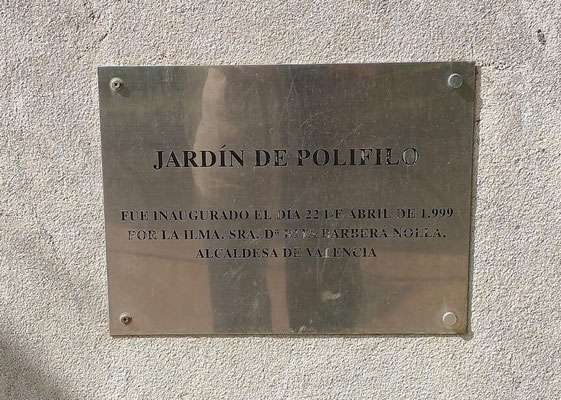 Placa conmemorativa  de su inauguración. Como el jardín esta rodeado de comunidades  privadas, suele ser bastante tranquilo.
