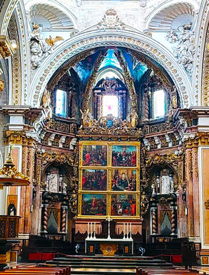 Retablo del Altar Mayor. Los frescos de las grandes puertas del Altar Mayor están pintados al óleo entre 1506 y 1510 por Fernando Yáñez. 