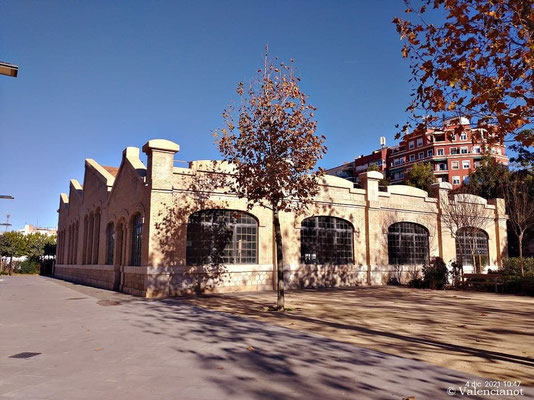 En el Parque Central de Valencia, encontrarás las antiguas naves industriales, conocidas como naves de Ribes o naves de la estación de tren, que fueron construidas a principios del siglo XX junto con la estación del Norte. 