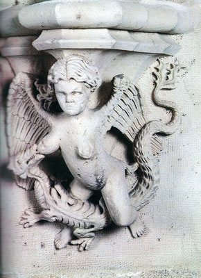 Lonja de la Seda de Valencia, una especie de sirena que decora el capitel de la pueta de la escalera de entrada.