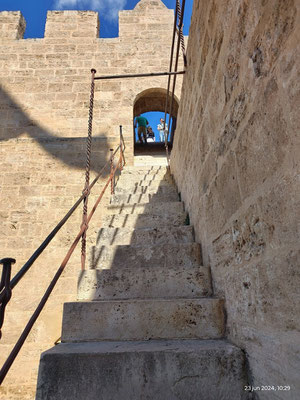 Siempre debes tener mucho cuidado al subir o bajar por las escaleras y sujetarse al pasamanos.