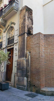 Resto de la murallas árabes en la calle Avellanas en la ciudad de Valencia.