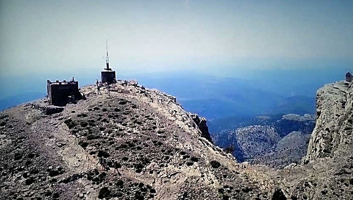Senderismo: La ruta más clásica parte del Santuario de Sant Joan de Penyagolosa. Es una ascensión de dificultad moderada-alta (unos 10 km ida y vuelta) que ofrece vistas de 360 grados desde la cumbre. 