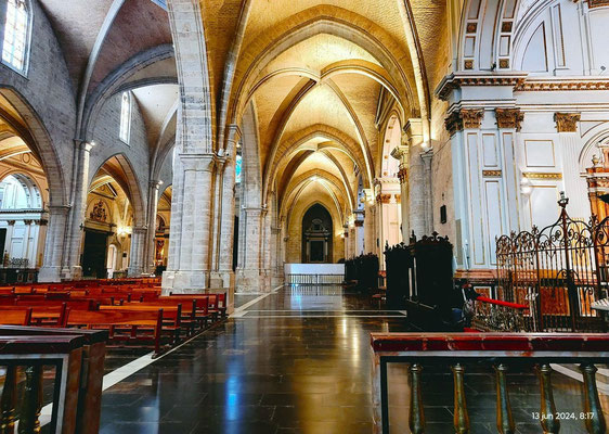 Vista desde un lateral de la Catedral y la belleza de  la crucería del techo que soporta la cúpula. 
