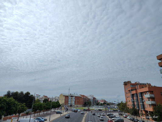 Este Cielo enladrillado puede ser blanco como el algodón o oscuro como la ceniza.  