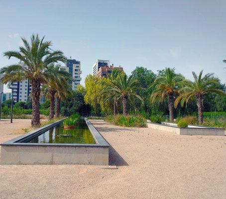 Los huertos urbanos  cuentan con acequias y albercas que les abastecen de agua, preservando el legado agrícola de la zona.
