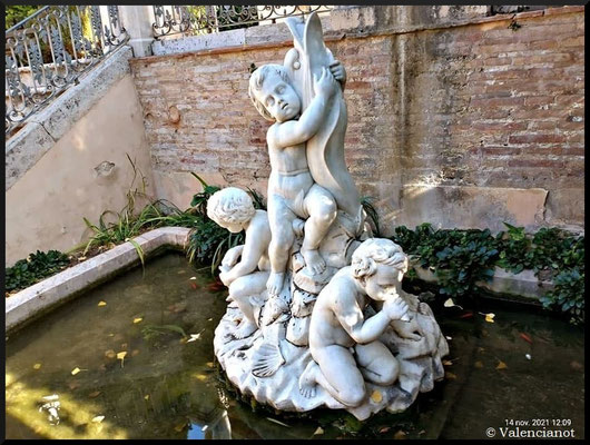 Primera fuente y estatua de los niños en la glorieta de los arcos.