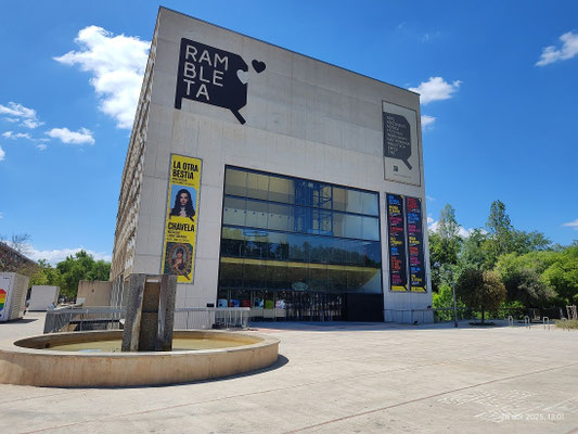 Este espacio acoge un teatro-auditorio con capacidad para 700 espectadores, un café-teatro, salas de música, de ensayo, una biblioteca municipal y salas.
