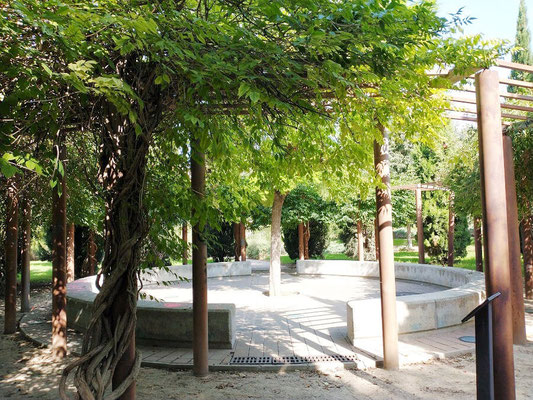 Tiene un diseño agradable y cuenta con diversas áreas como la laguna cuadrada de la que parten los tres principales caminos del jardín, o los naranjos situados en un foso,