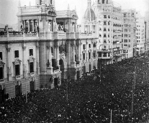  Proclamación de la república en la Plaza del Ayuntamiento de Valencia.