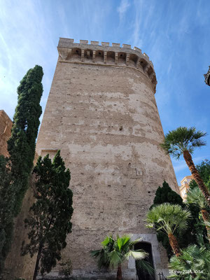 Arquitectura defensiva de las Torres de Quart: A diferencia de las Torres de Serranos, su planta es cilíndrica hacia el exterior para resistir mejor los impactos de artillería.