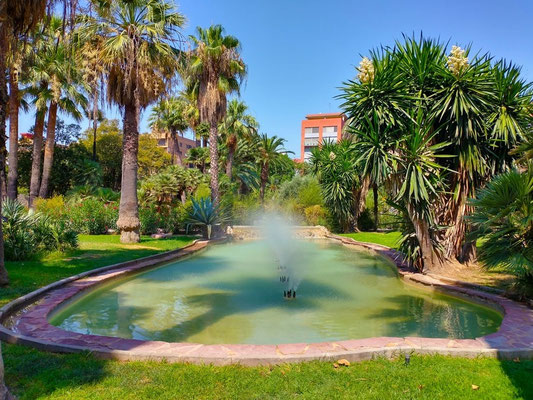 Estanque con una hermosa fuente de chorros al lado del Kiosco.